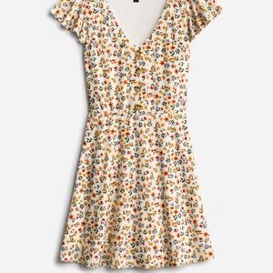 Short floral dress with buttons